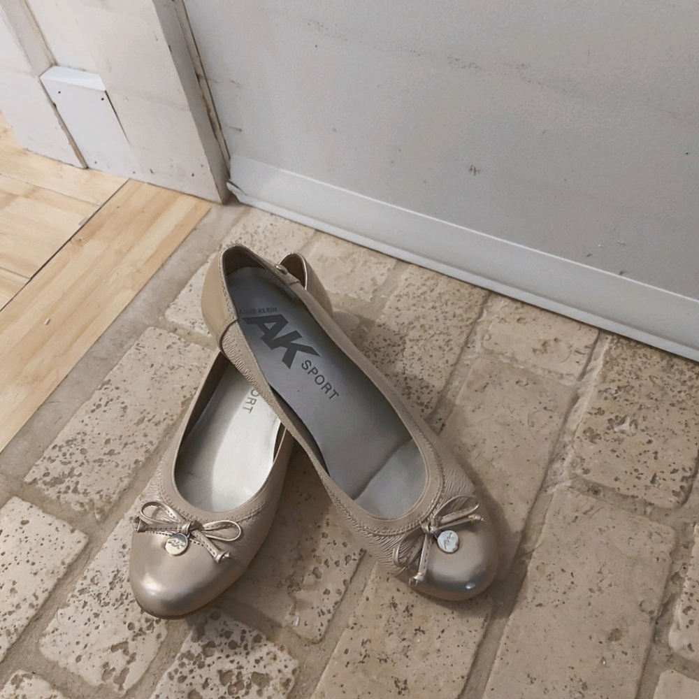 Shoe, flats
